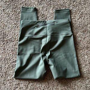 Lululemon in focus run tight